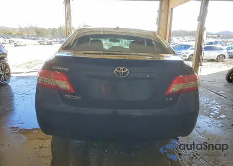2010 Toyota Camry Base z USA, uszkodzony, nr VIN 4T1BF3EK2AU066638